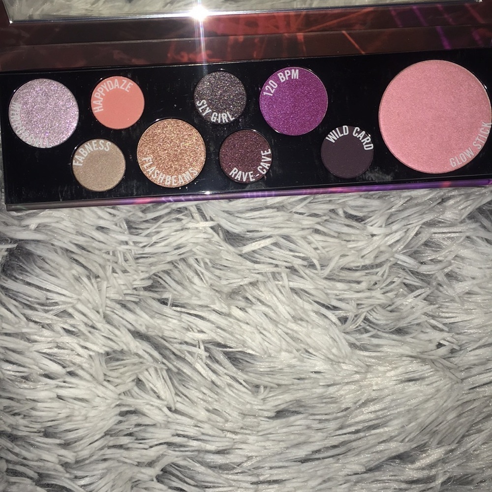 MAC Cosmetics RAVER GIRL Eyeshadow Palette